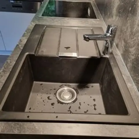 Eingebaute Edelstahlspüle