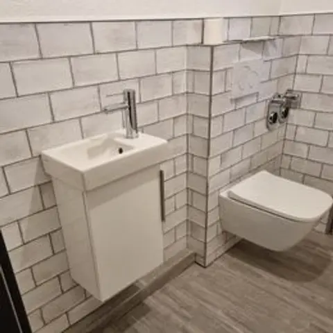 Waschbecken und WC nach dem Einbau
